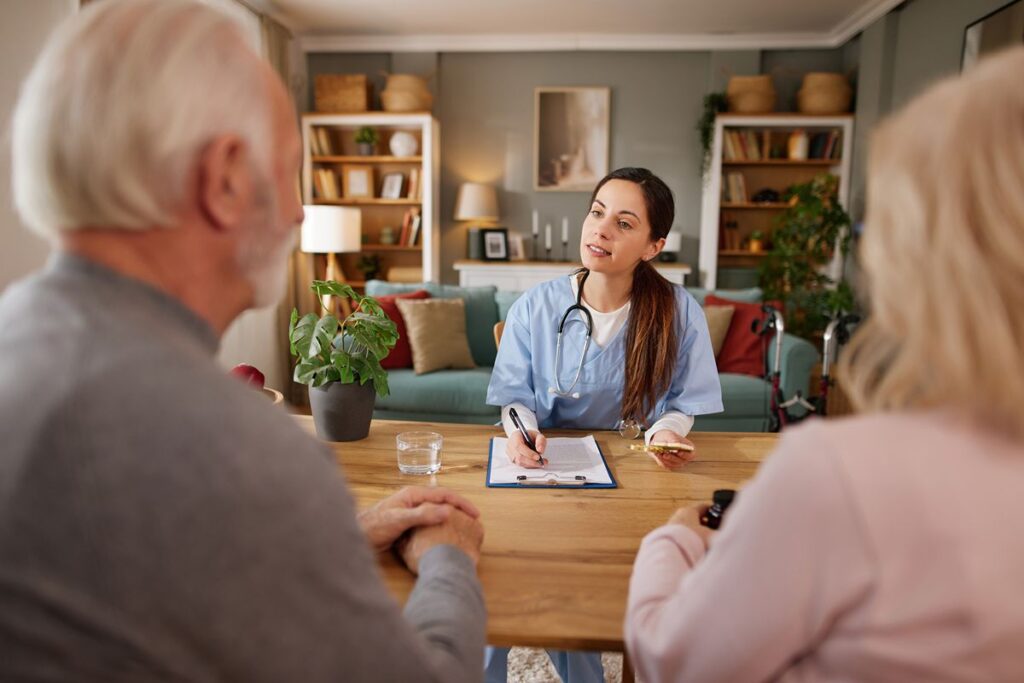 Infirmière et couple de retraités lors de la visite d'évaluation à domicile du plan OSCAR