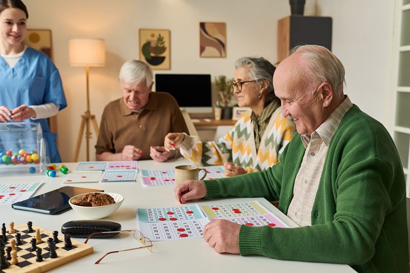 Groupes de seniors jouant dans le salon d'une résidence autonomie VYV3