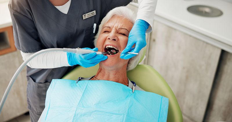 Personne âgée en consultation dans une clinique de soins dentaires VYV3