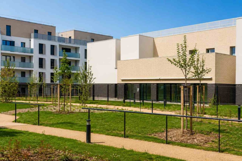 Vue externe de la plateforme gérontologique mullti-services Adélaïde Hautval, SOS Seniors, à Villiers-le-Bel
