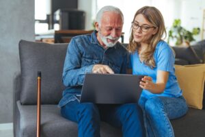 Aide à domicile : que faire si aucun professionnel n'est disponible pour votre parent âgé ?