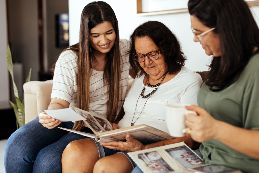 senior pratiquant la réminiscence en ehpad alzheimer