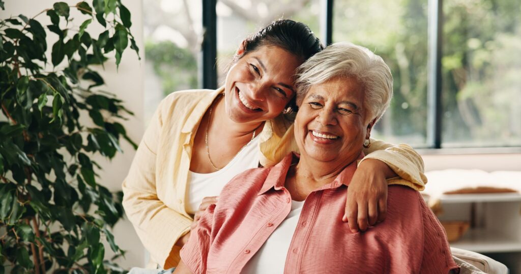 senior visitant son futur ehpad avec sa famille