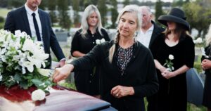 Comment parler de la mort avec un parent âgé : les dernières volontés, l'organisation des funérailles et l'hommage souhaité