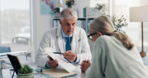 Créatinine et clairance rénale chez le senior : ce que les analyses révèlent sur la capacité à vivre seul