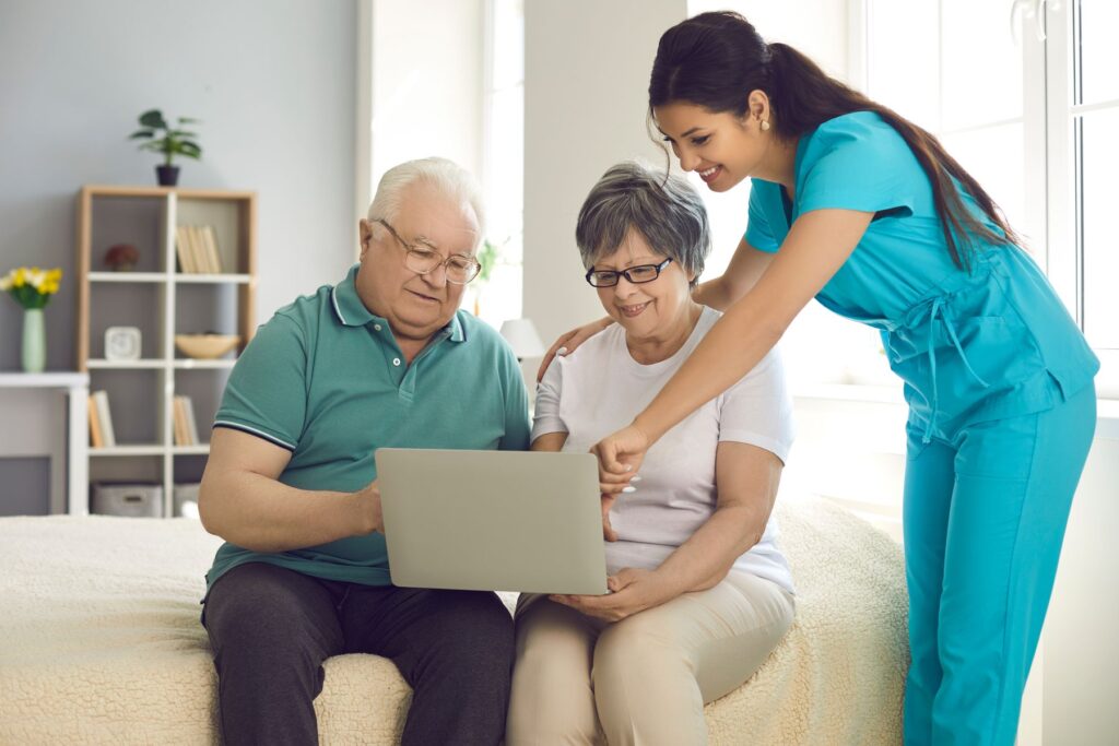 seniors choisissant un ehpad sur l'annuaire de cap retraite