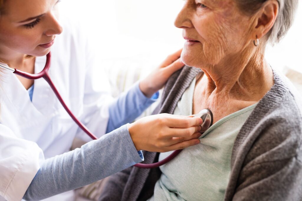 médecin coordonnateur organisant le suivi médical des résidenst de l'ehpad
