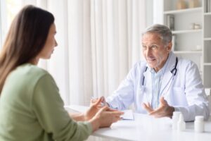 Santé en EHPAD à la rentrée 2026 : les 5 questions à poser au médecin coordonnateur
