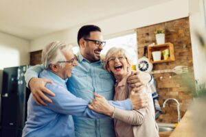 Votre parent âgé vit seul et vous habitez loin : quand faut-il envisager une autre solution ?