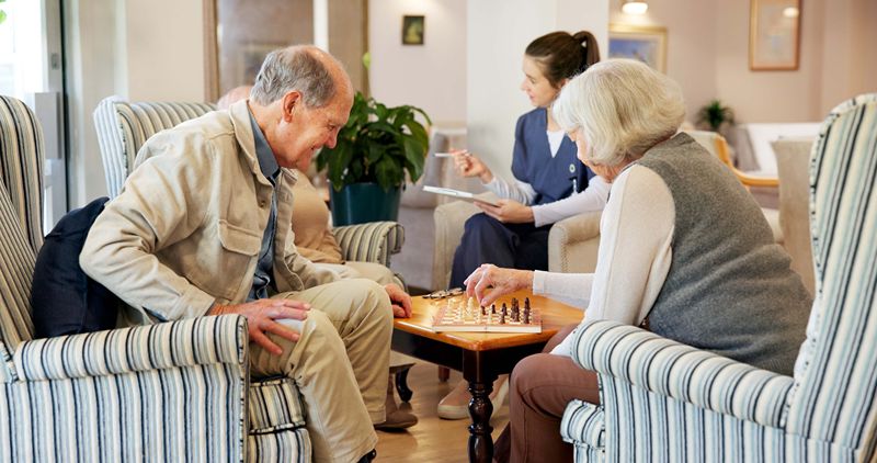 Seniors dans le salon d'une résidence Habitat et Humanisme Soin