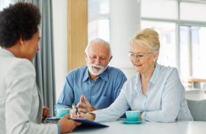 Bilan annuel en EHPAD : ce que l'établissement doit communiquer aux familles chaque année (et ce qu'il oublie souvent)